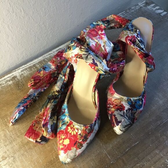 Beautiful satin gold tone and flower pattern stiletto shoes size 37 tie ankle - Picture 6 of 9